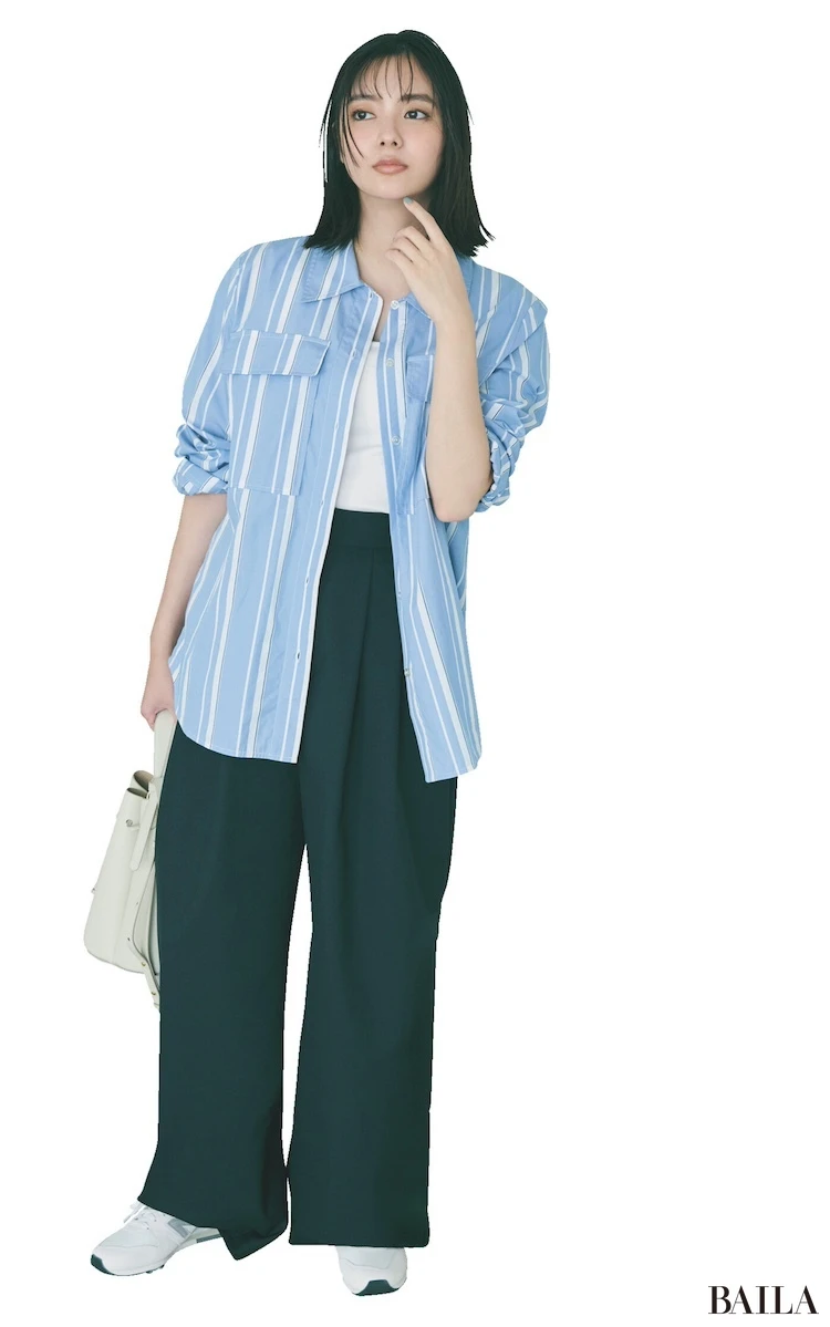 ワイドな裾となじむ、ほどよいボリューム感が最適解