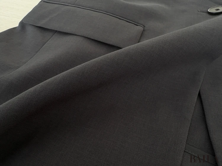 質感：軽くてしなやか、着方次第で通年活躍しそうな感触