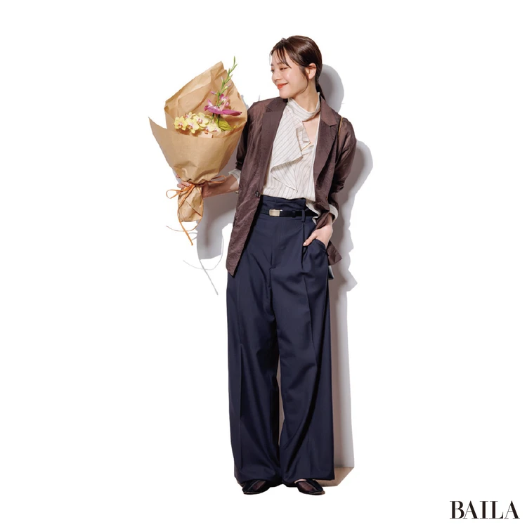 ラッフルシャツをジャケパンでハンサムに着こなし【BAILA今日のコーデ】