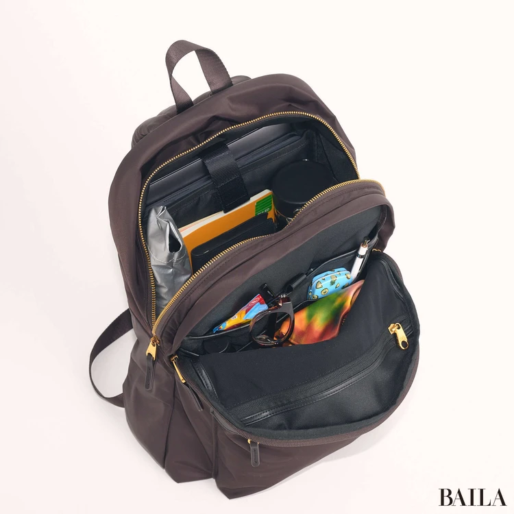 「ロペ エポール」の撥水リュック　収納力　通勤グッズをバッグに入れた様子