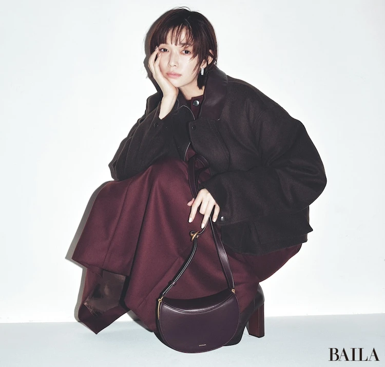 華やかなボルドーが上品に落ち着くのは、“ブラウンと”だからこそ