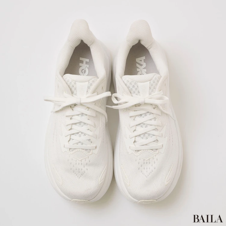 HOKAのスニーカー　白スニーカー　クリフトン10