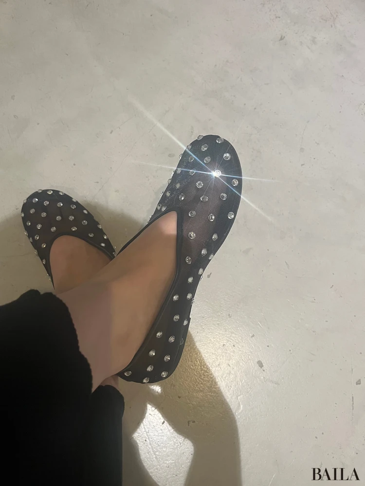 KHAITEのキラキラシアーフラットを履いたところ