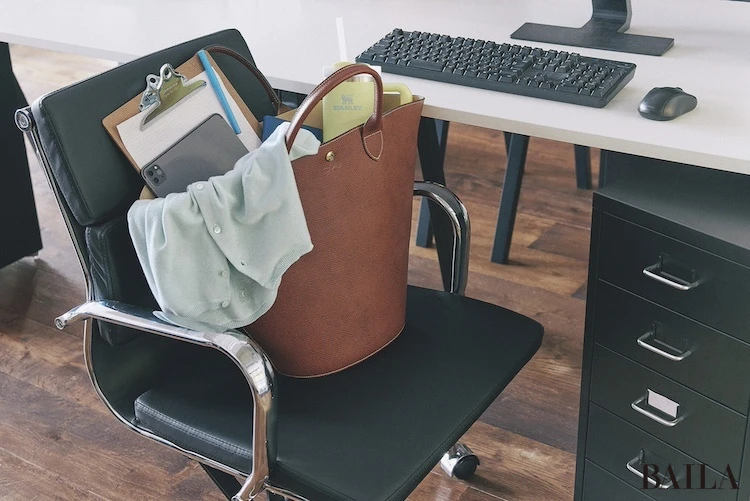 【秋はじめにバッグイン・カーディガンを一枚】お洒落感度UP!きれい色カーディガン4選