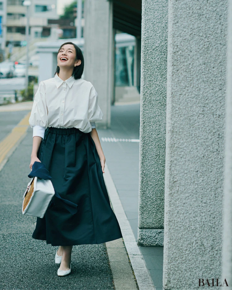 アイロンいらずのシャツが忙しい朝の救世主【BAILA今日のコーデ】