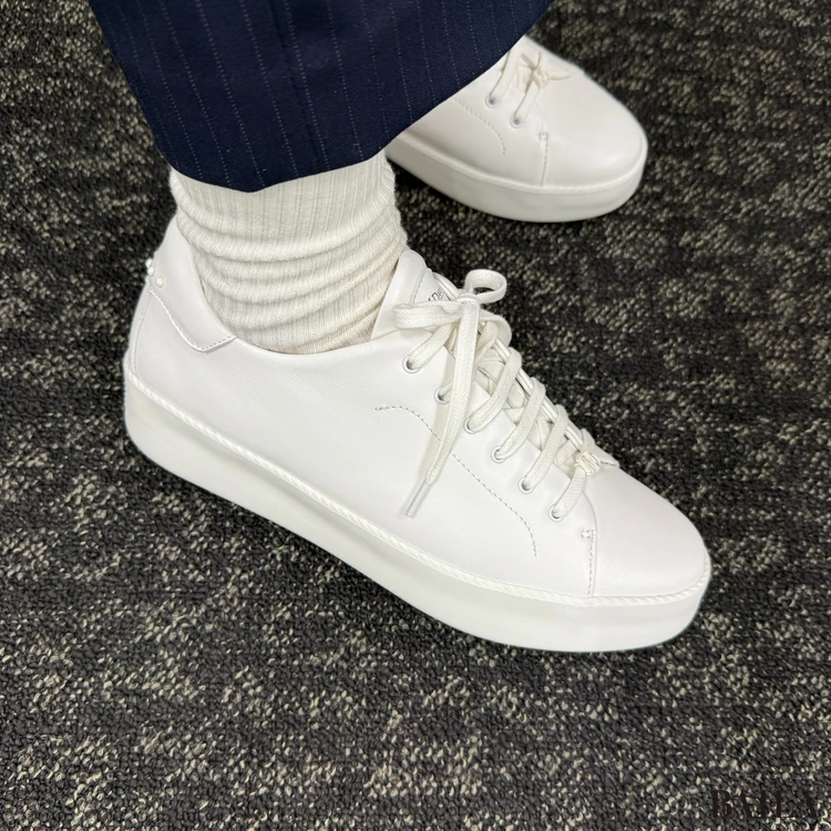 ジェイアンドエムデヴィッドソン レースアップスニーカー 履いた様子