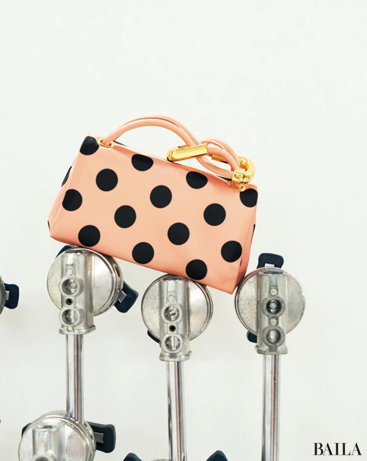 【MARC JACOBS(マーク ジェイコブス)】コケットな魅力をまとった新アイコンに胸が高鳴る