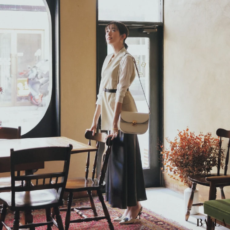 ワンツーに羽織るだけでたちまち洒落るジレは休日も頼りになる【BAILA今日のコーデ】