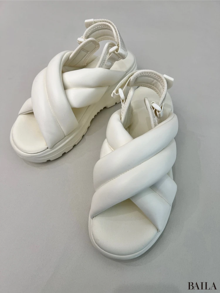 ボリュームソールパフィースポーツサンダル　白　ジーユー