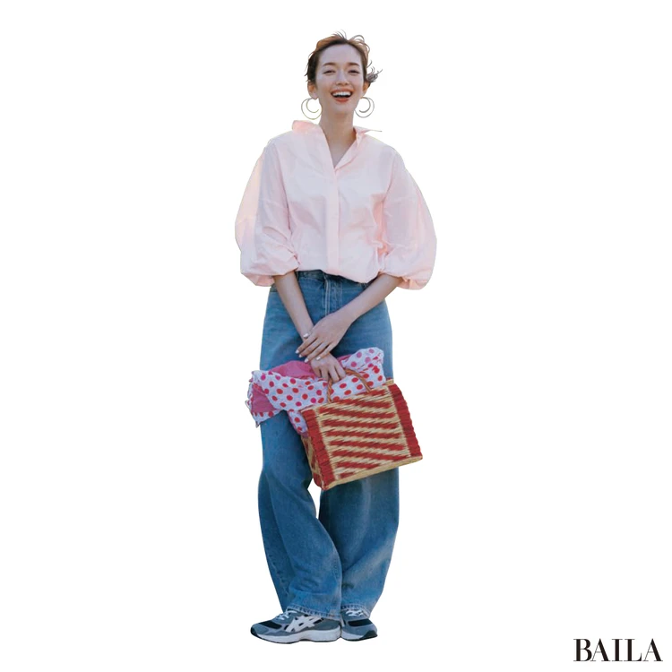 抜け感ワイドデニムでこなれカジュアル【BAILA今日のコーデ】