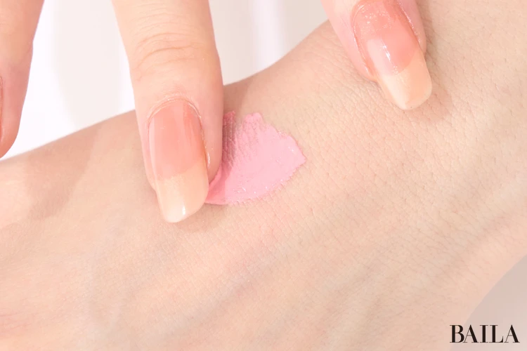 中指でなじませる