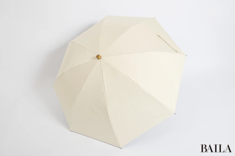 UVOの日傘　ベージュを含むカラバリで、上品なスタイルになじむ