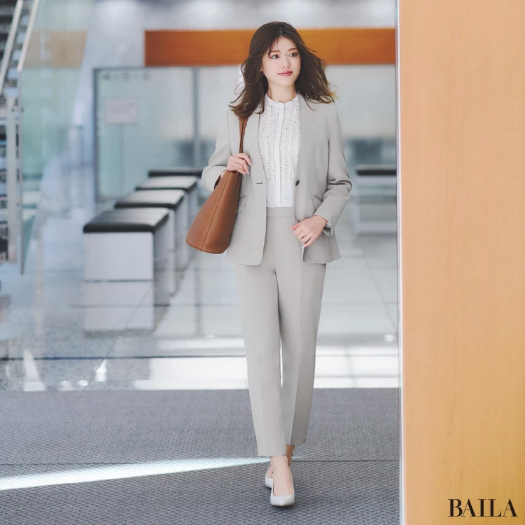 ノーカラージャケットで柔和な表情に【BAILA今日のコーデ】