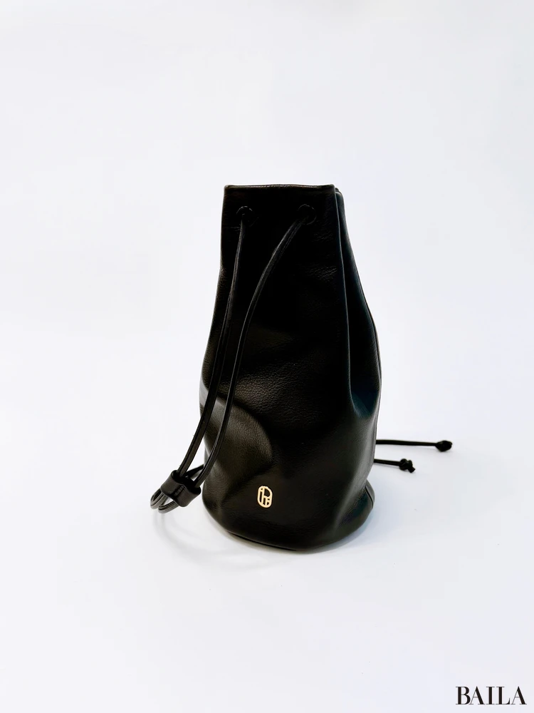 (im)perf./The Drawstring Pouch オリジナルの黒レザー製ドローストリングポーチ