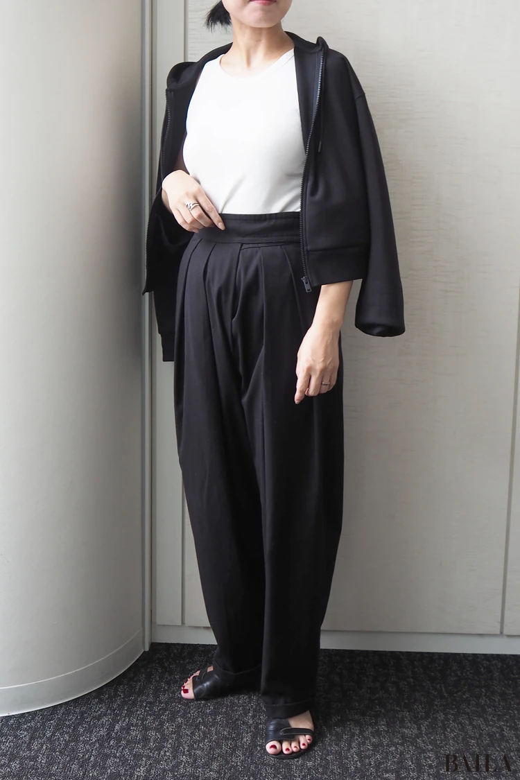 短め丈で、ワイドシルエットのパンツとも好相性!