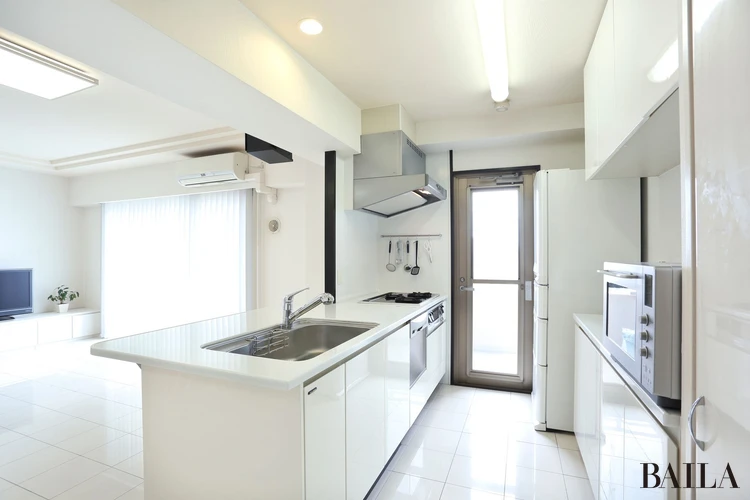 新築マンション　モデルルーム　キッチン