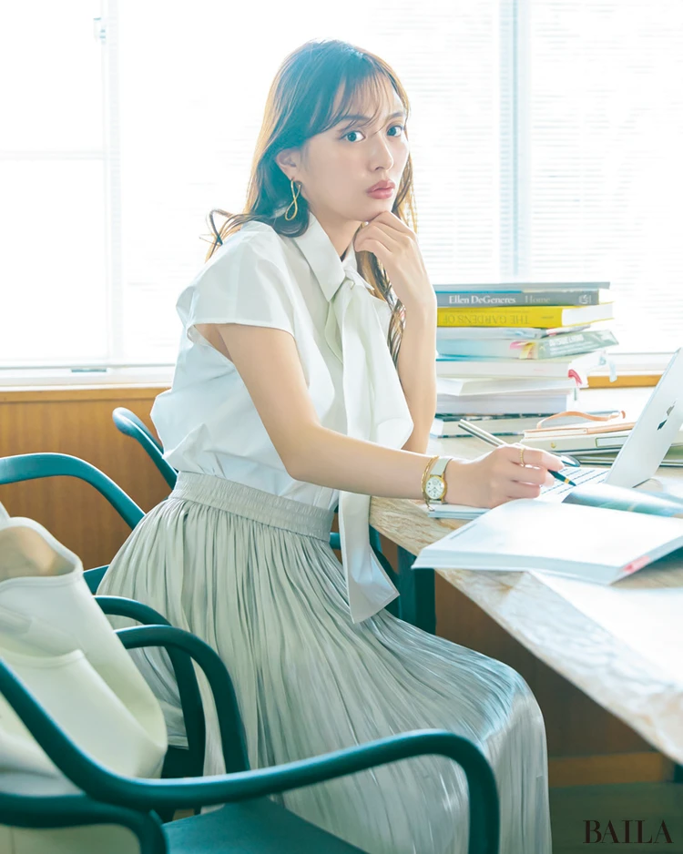 内田理央 デスクワークの日は着映えトップスで華やぎを【BAILA今日のコーデ】