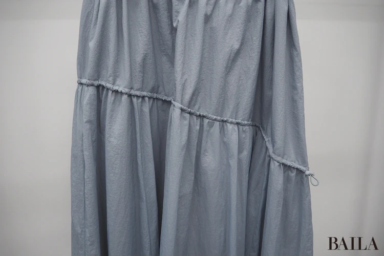 シアープルーフナイロン ドローコードスカートは、キレイめなコーデにはもちろん、カジュアルにも着られる、一癖あるデザインが魅力です。