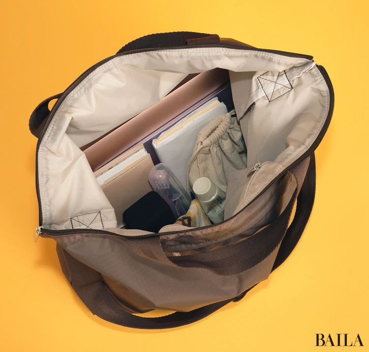 レスポートサック(LeSportsac) デラックス ジップトップ トート 収納力 通勤グッズをバッグに入れた様子