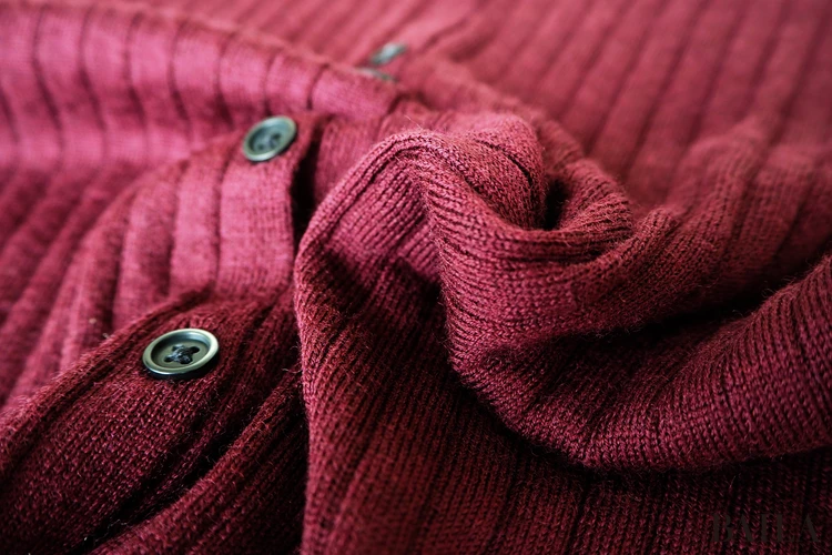 質感:肌に吸い付くような、なめらかで高級感のあるニット