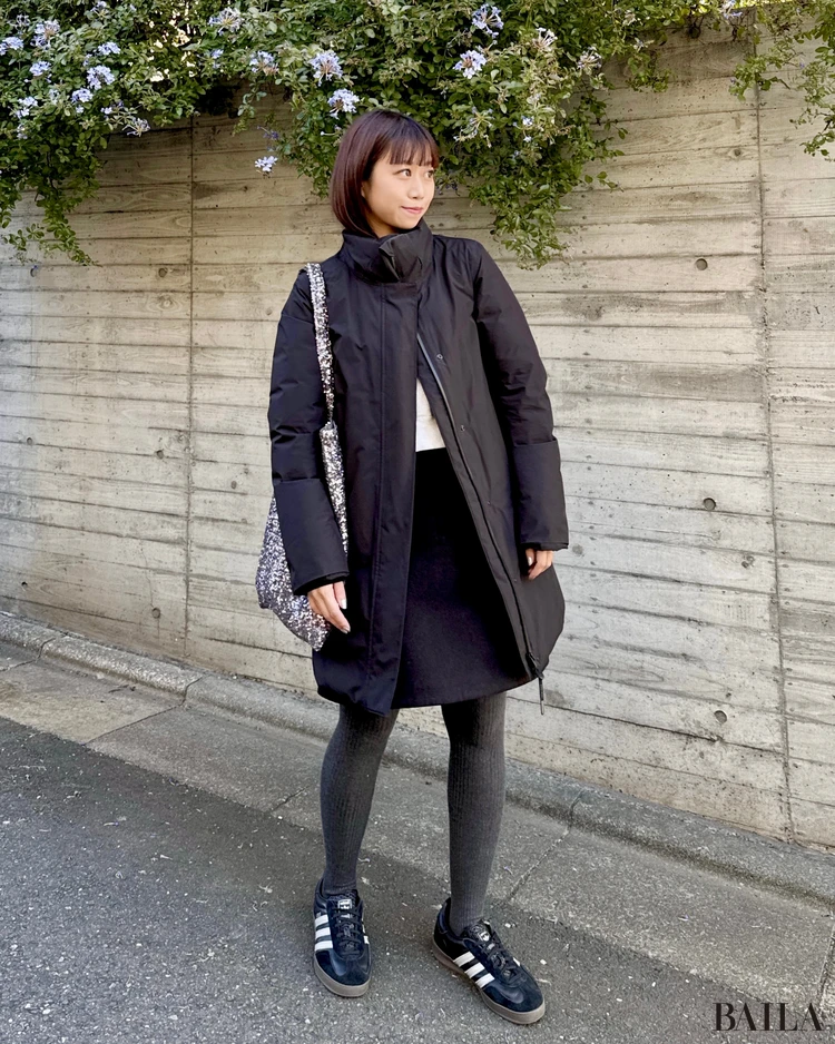 【2026年】20代・30代のおしゃれ読者 「スニーカーコーデ」12選。アディダス、ナイキ、ニューバランス…抜け感コーデから通勤まで。_6