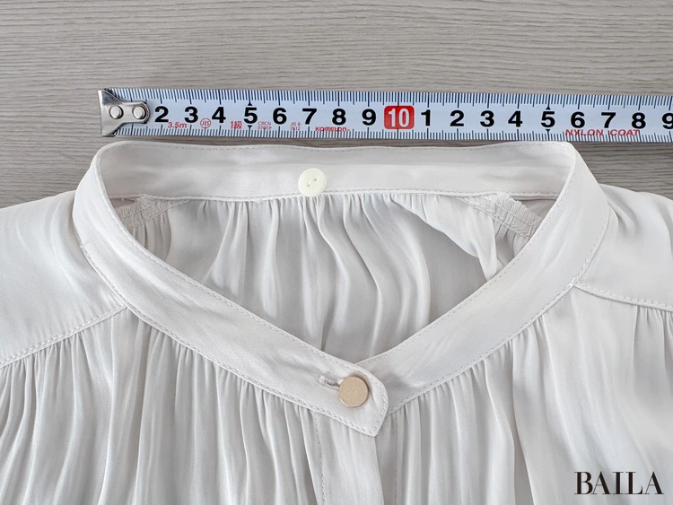 首元の開き：約16cm