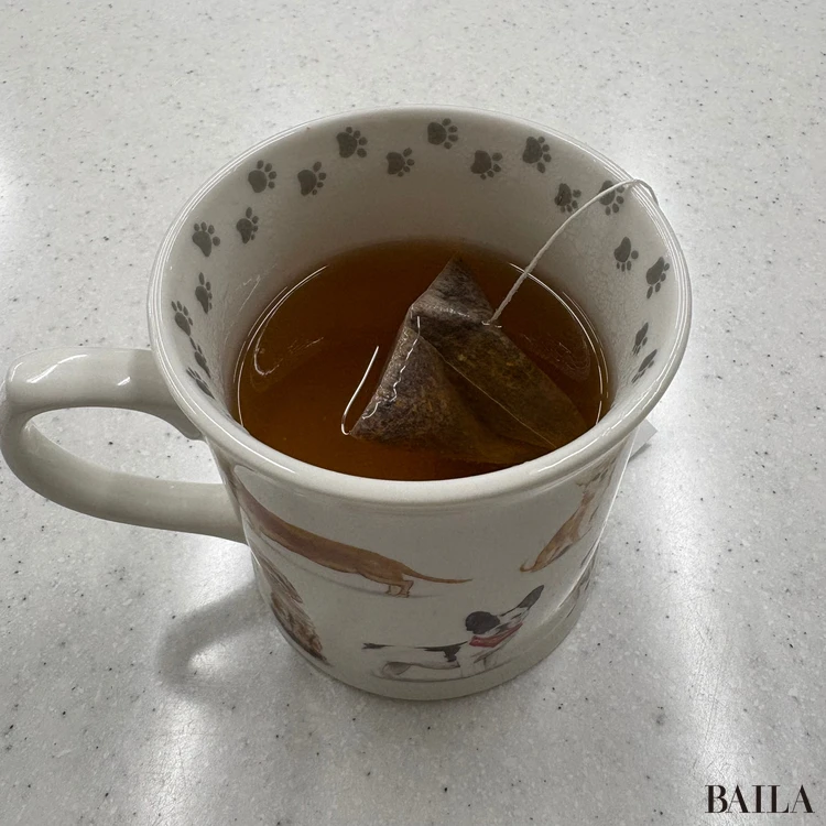 無印良品のお茶をカップに注いだところ
