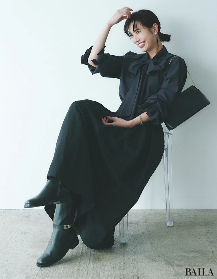 ボウタイブラウス×一粒ダイヤジュエリー