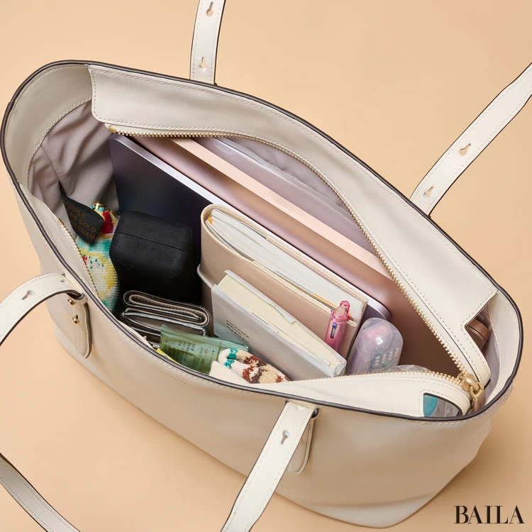 ケイト・スペード ニューヨーク　ドゥー イット オール ジップ トート バッグ　収納力　通勤グッズをバッグに入れた様子