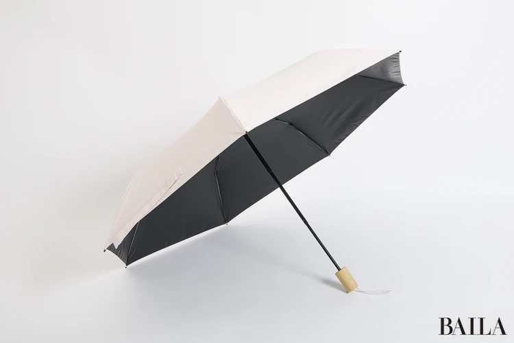 ユニクロ　UVカットコンパクトアンブレラ遮熱￥2990／ユニクロ