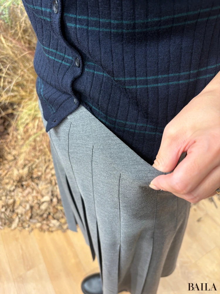 「ワイドプリーツミディスカート」