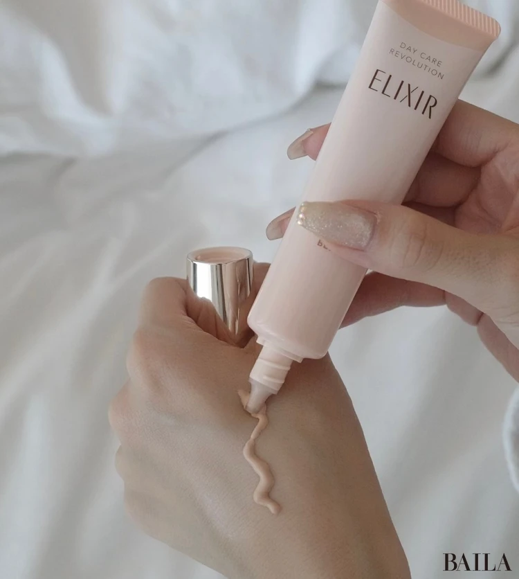 エリクシール デーケアレボリューション トーンアップ BE ＋ caを手の甲に伸ばした写真