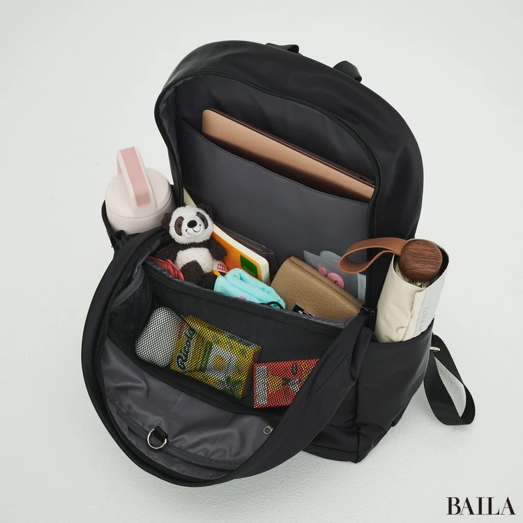 洋服の青山　リュック　収納力　通勤グッズをバッグに入れた様子