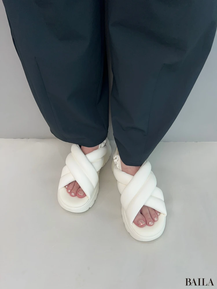 ボリュームソールパフィースポーツサンダル　試着　白　ジーユー