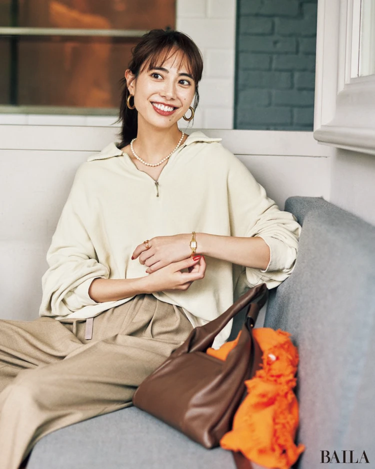 襟付きジップスウェットでカジュアルをモダンに【BAILA今日のコーデ】