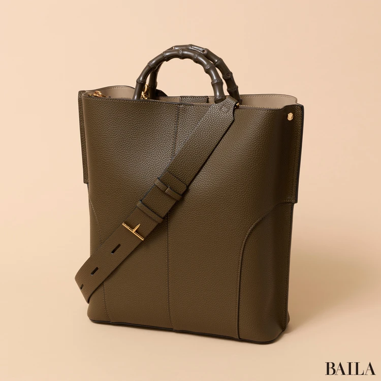 ロペ エポール BAMBOO BAG Large ショルダーストラップをつけた様子