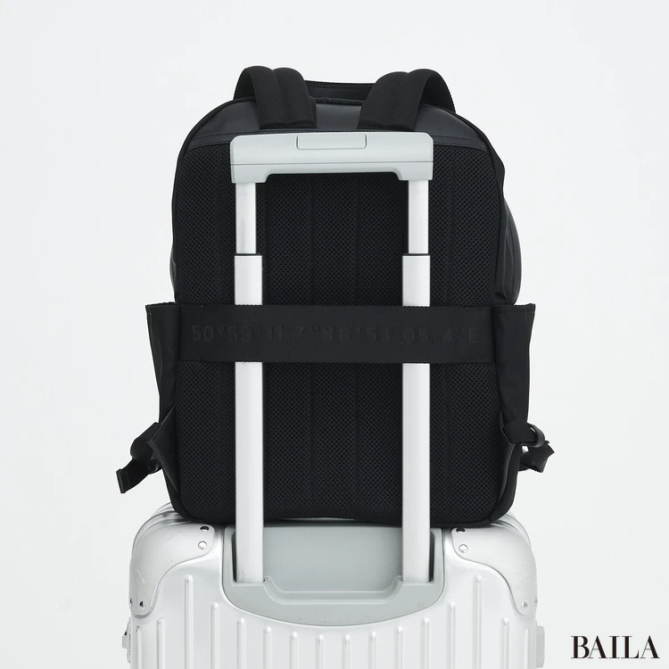 リモワ　リュック　キャリーバッグのハンドルにセットした様子