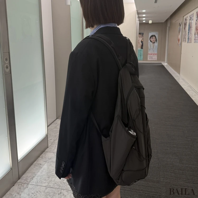 ジャケットコーデでリュックを背負う：横
