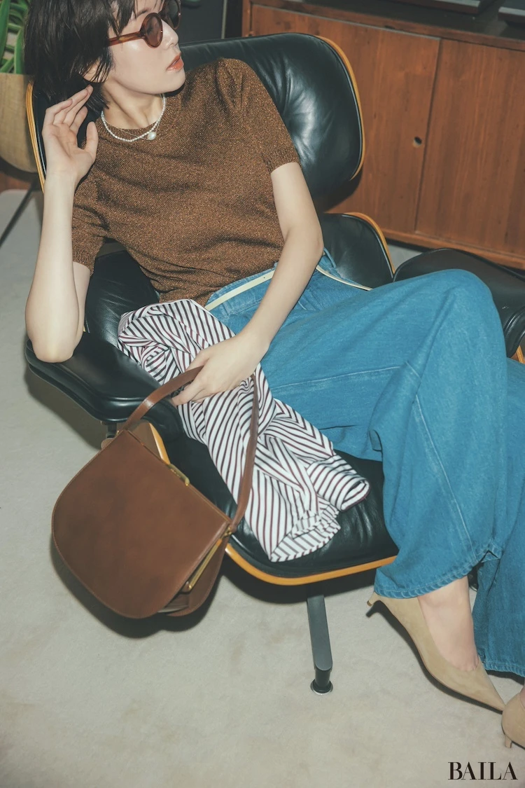 ベーシックなデニムコーデをラメニットの旬感でアップデート