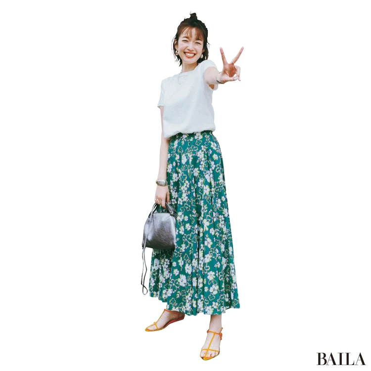 清涼感たっぷりの花柄スカートを白Tで引き立てて【BAILA今日のコーデ】