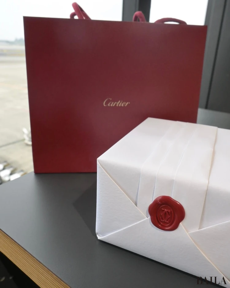 カルティエの腕時計 ベニュワール ウォッチ（ミニモデル）を購入したときの、ショッピングバッグと箱