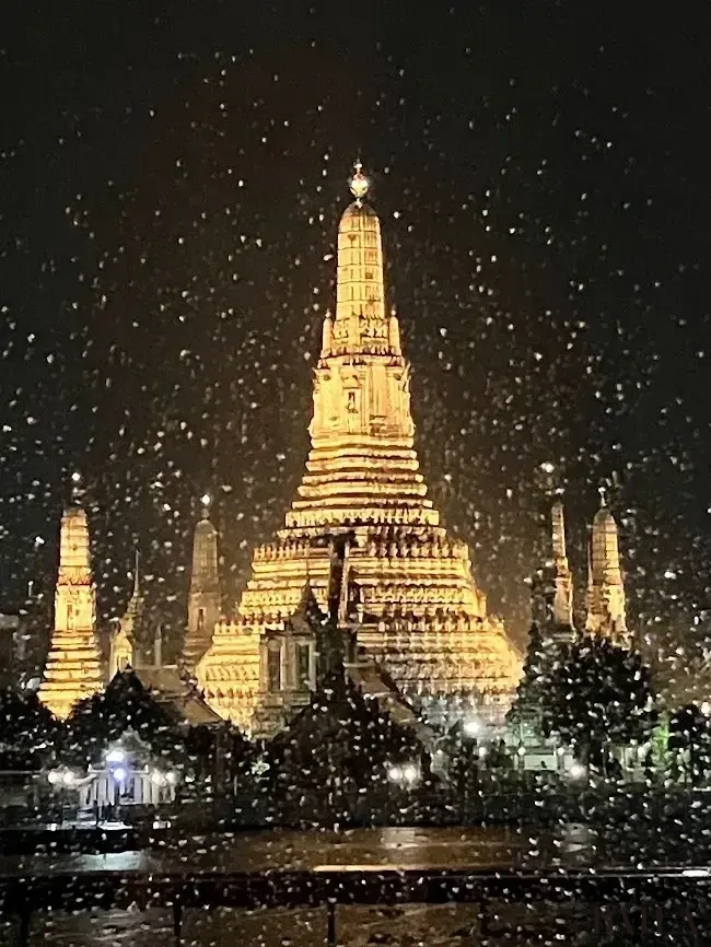 バンコク　ワットアルン夜