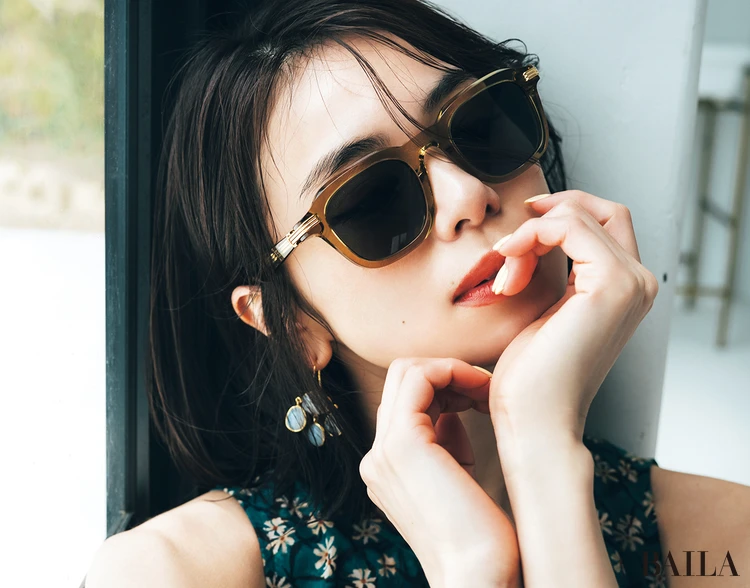 佐藤晴美　サングラス￥111100／ケリング アイウエア ジャパン カスタマーサービス（カルティエ）　