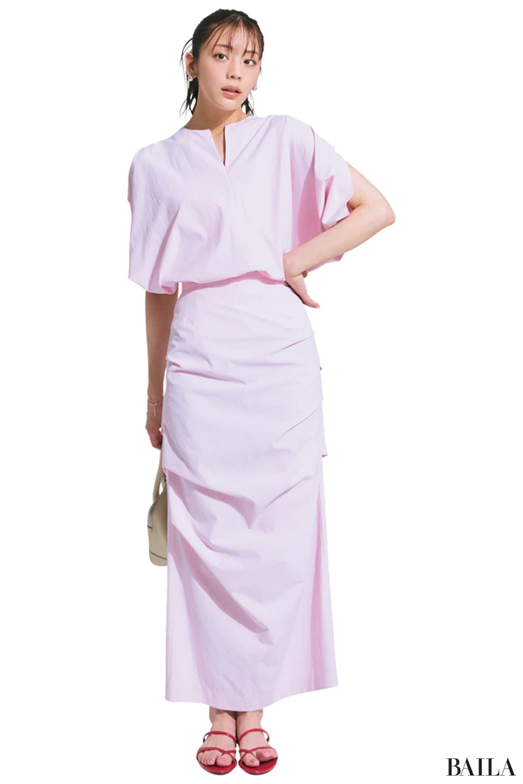 パリッとした素材が決め手。大人のピンクはほんのり辛口に