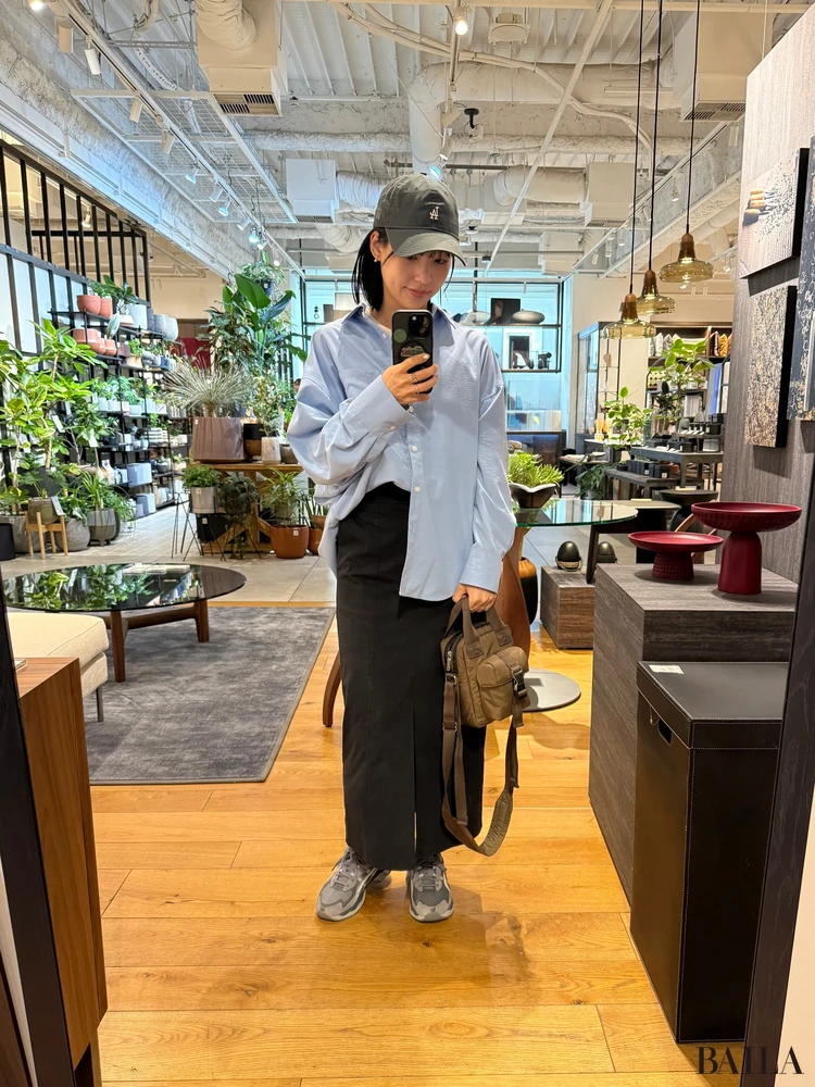 GUのドルマンスリーブシャツにタイトスカートを合わせたスポーツミックスのカジュアルスタイル