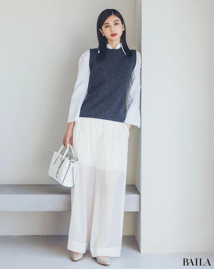 トレンドの透け感素材はトラッドな着こなしでテイストミックスに