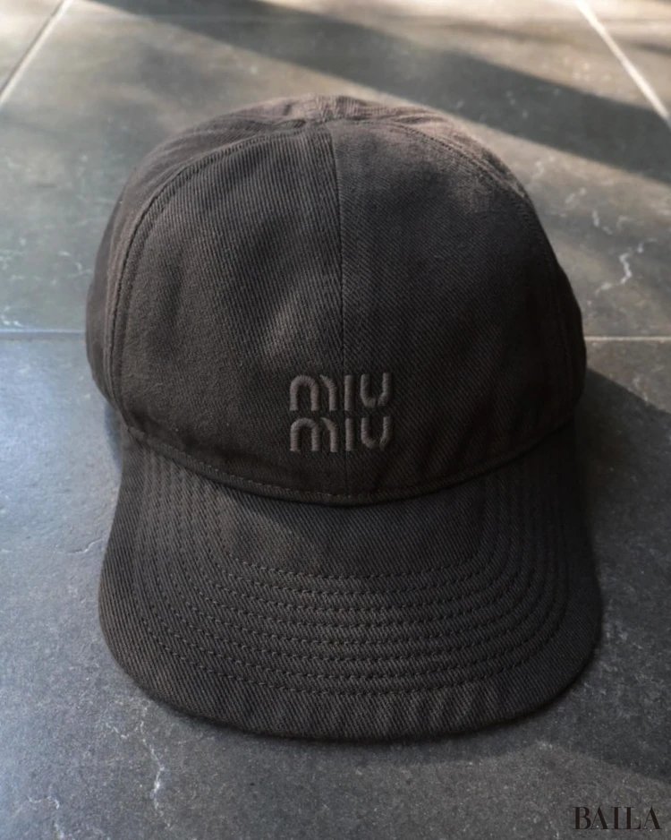 ミュウミュウ(Miu Miu)ブラウンのキャップ つば