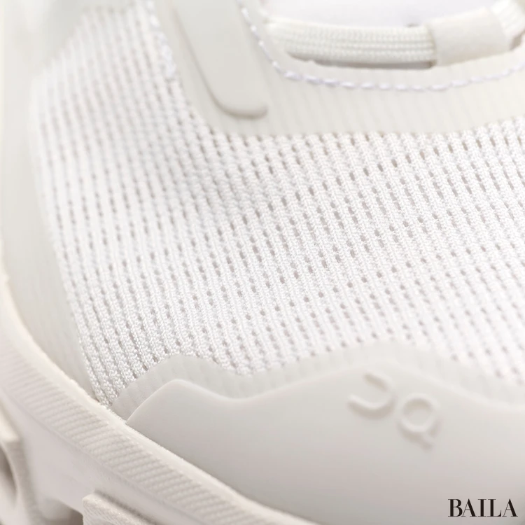 onのスニーカー 歩きやすい CloudmonsterVoid