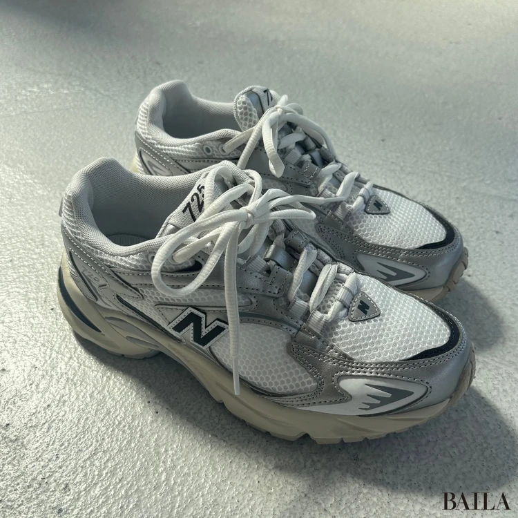 ニューバランスの白スニーカー 上からの写真