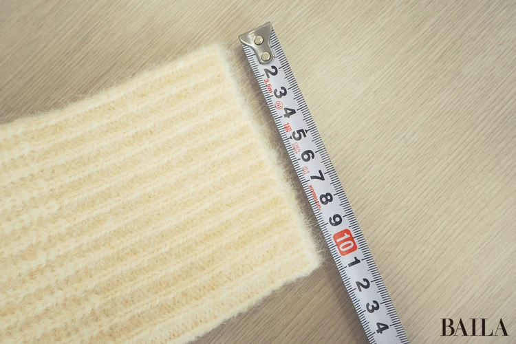 袖の筒幅：約10cm　身長162cm ユニクロ フラッフィVネックセーター オフホワイト Mサイズ  正面 サイズ感